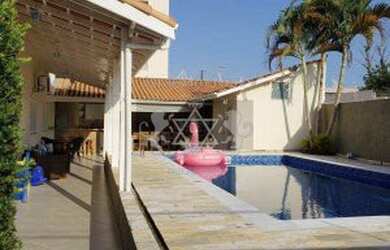 Imagem: A casa possui 3 Dormitórios, 1 Banheiro, 2 Vagas na garagem