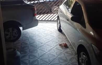 Imagem: A casa possui 3 Dormitórios, 2 Banheiros, 2 Vagas na garagem