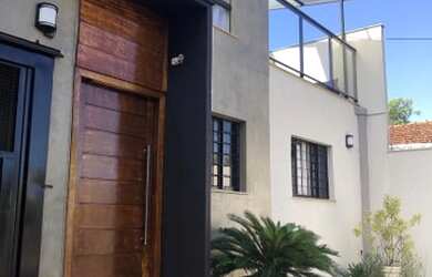 Imagem: A casa possui 3 Dormitórios, 5 Banheiros, 3 Vagas na garagem