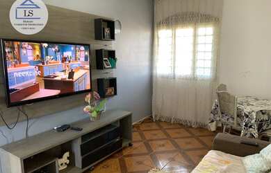 Imagem: A casa possui 4 Dormitórios, 2 Banheiros, 2 Vagas na garagem