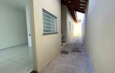 Imagem: A casa possui 2 Dormitórios, 1 Banheiro, 2 Vagas na garagem