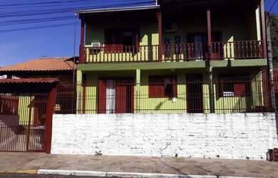 Imagem: A casa possui 4 Dormitórios, 2 Banheiros, 1 Vaga na garagem