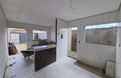 Imagem: A casa possui 3 Dormitórios, 2 Banheiros, 2 Vagas na garagem