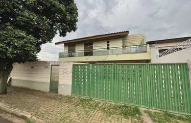 Imagem: A casa possui 3 Dormitórios, 3 Banheiros, 2 Vagas na garagem