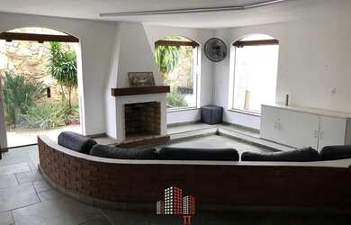 Imagem: A casa possui 3 Dormitórios, 4 Banheiros, 3 Vagas na garagem