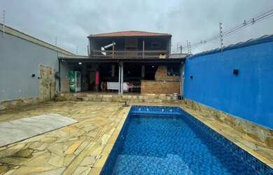 Imagem: A casa possui 4 Dormitórios, 3 Banheiros, 4 Vagas na garagem