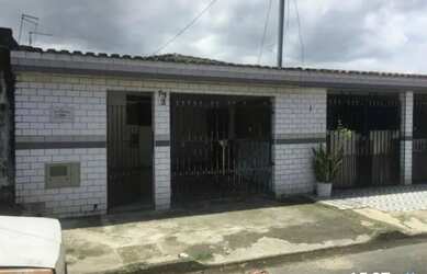 Imagem: A casa possui 2 Dormitórios, 1 Banheiro, 2 Vagas na garagem