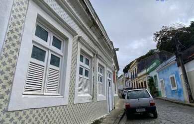 Imagem: A casa possui 1 Dormitório, 2 Banheiros, 1 Vaga na garagem