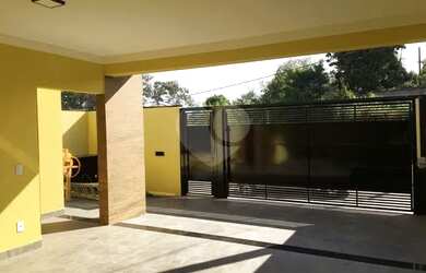 Imagem: A casa possui 3 Dormitórios, 2 Banheiros, 2 Vagas na garagem