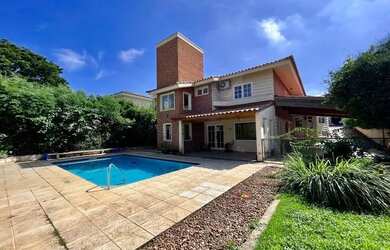 Imagem: A casa em condomínio possui 5 Dormitórios, 5 Banheiros, 4