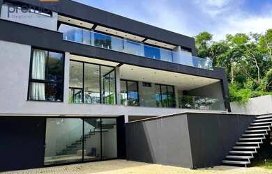 Imagem: A casa possui 4 Dormitórios, 5 Banheiros, 5 Vagas na garagem