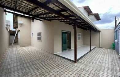 Imagem: A casa possui 2 Dormitórios, 2 Banheiros, 3 Vagas na garagem