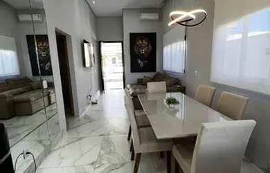 Imagem: A casa em condomínio possui 3 Dormitórios, 2 Banheiros, 4