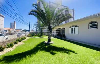 Imagem: A casa possui 4 Dormitórios, 3 Banheiros, 3 Vagas na garagem