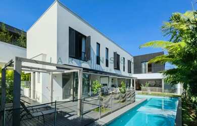 Imagem: A casa em condomínio possui 5 Dormitórios, 3 Banheiros, 4