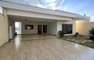 Imagem: A casa possui 5 Dormitórios, 4 Banheiros e está localizado