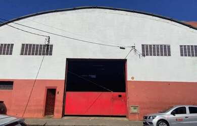 Imagem: O depósito possui 5 Vagas na garagem e 750m² de Área e está