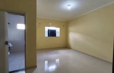 Imagem: A casa possui 3 Dormitórios, 1 Banheiro, 2 Vagas na garagem