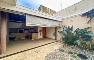 Imagem: A casa possui 3 Dormitórios, 2 Banheiros, 2 Vagas na garagem