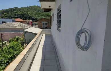 Imagem: A casa possui 1 Dormitório, 1 Banheiro, 1 Vaga na garagem e