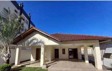 Imagem: A casa possui 2 Dormitórios, 2 Banheiros, 2 Vagas na garagem