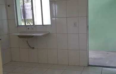 Imagem: A casa possui 1 Dormitório, 1 Banheiro, 1 Vaga na garagem