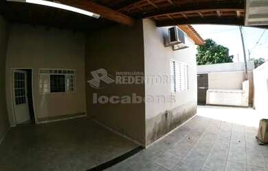 Imagem: A casa possui 3 Dormitórios, 2 Banheiros, 2 Vagas na garagem