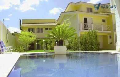 Imagem: A casa em condomínio possui 4 Dormitórios, 4 Banheiros, 3