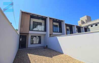 Imagem: A casa possui 3 Dormitórios, 3 Banheiros, 2 Vagas na garagem