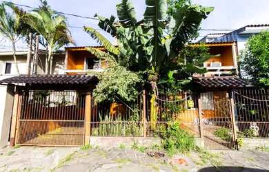 Imagem: A casa possui 4 Dormitórios, 3 Banheiros, 1 Vaga na garagem