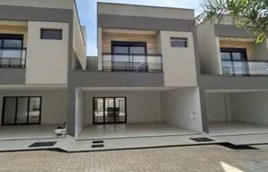 Imagem: A casa em condomínio possui 3 Dormitórios, 1 Banheiro, 2 Vagas