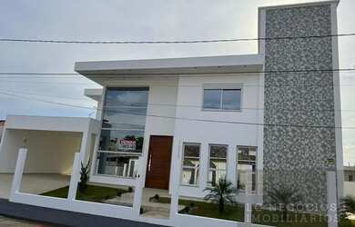 Imagem: A casa possui 4 Dormitórios, 1 Banheiro, 2 Vagas na garagem