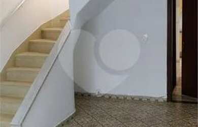 Imagem: A casa possui 3 Dormitórios, 1 Banheiro, 2 Vagas na garagem