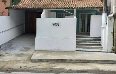 Imagem: A casa possui 1 Dormitório, 2 Banheiros, 1 Vaga na garagem