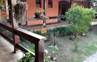 Imagem: A casa e possui 3 Dormitórios, 5 Banheiros, 4 Vagas na garagem