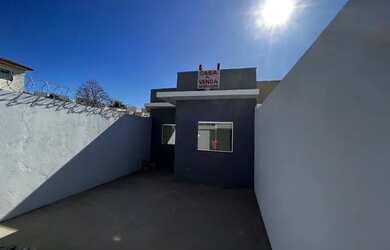 Imagem: A casa possui 2 Dormitórios, 1 Banheiro, 1 Vaga na garagem