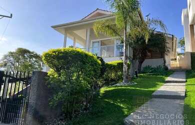 Imagem: A casa possui 3 Dormitórios, 1 Banheiro, 2 Vagas na garagem