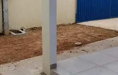 Imagem: A casa possui 2 Dormitórios, 2 Banheiros, 2 Vagas na garagem