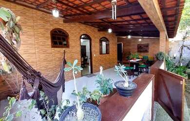 Imagem: A casa possui 3 Dormitórios, 1 Banheiro, 1 Vaga na garagem