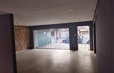 Imagem: O depósito possui 320m² de Área e está localizado em Água