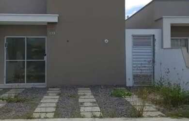 Imagem: A casa em condomínio possui 3 Dormitórios, 1 Banheiro, 2 Vagas