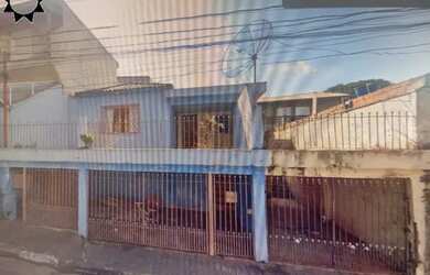 Imagem: A casa possui 4 Dormitórios, 2 Banheiros, 3 Vagas na garagem