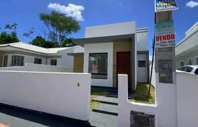 Imagem: A casa possui 3 Dormitórios, 1 Banheiro, 2 Vagas na garagem