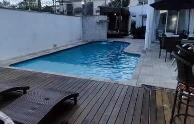 Imagem: A casa possui 5 Dormitórios, 5 Banheiros, 4 Vagas na garagem