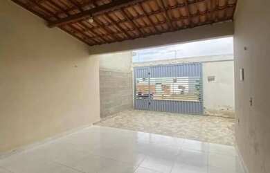 Imagem: A casa possui 3 Dormitórios, 2 Banheiros, Varanda e está