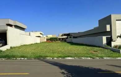 Imagem: O terreno possui 400m² de Área e está localizado em Loteamento