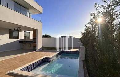 Imagem: A casa possui 3 Dormitórios, 4 Banheiros, 233m² de Área e