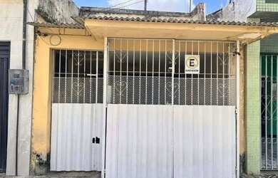 Imagem: A casa possui 3 Dormitórios, 2 Banheiros e está localizado