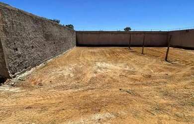 Imagem: O terreno possui 400m² de Área e está localizado em Arapoanga