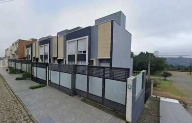 Imagem: A casa possui 2 Dormitórios, 1 Banheiro, 2 Vagas na garagem